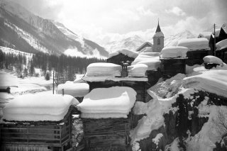 Le pittoresque village de Blatten sous la neige en 1950.